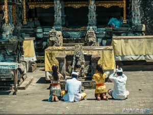 Indonesia Bali Gunung Kawi Kids Praying Backpacking Backpacker Travel
