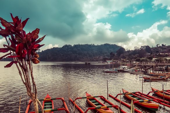 Indonesia Bali Ulun Danu Bratan Lake Backpacker Backpacking Travel