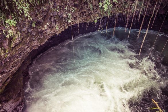 Ecuador Banos Pailon del Diablo Backpacking Backpacker Travel 