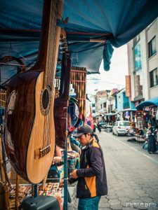 Equador Otavalo Market Guitars Backpacking Backpacker Travel 